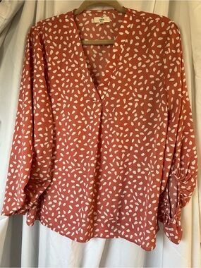 Entro Rust Abstract Dot V-Neck Blouse with Flowy Sleeves. Size Medium